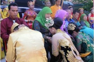 Acara sungkeman dari siswa kelas XII kepada kepala sekolah dan ketua yayasan pada kegiatan perpisahan SMK Pertiwi Cilimus